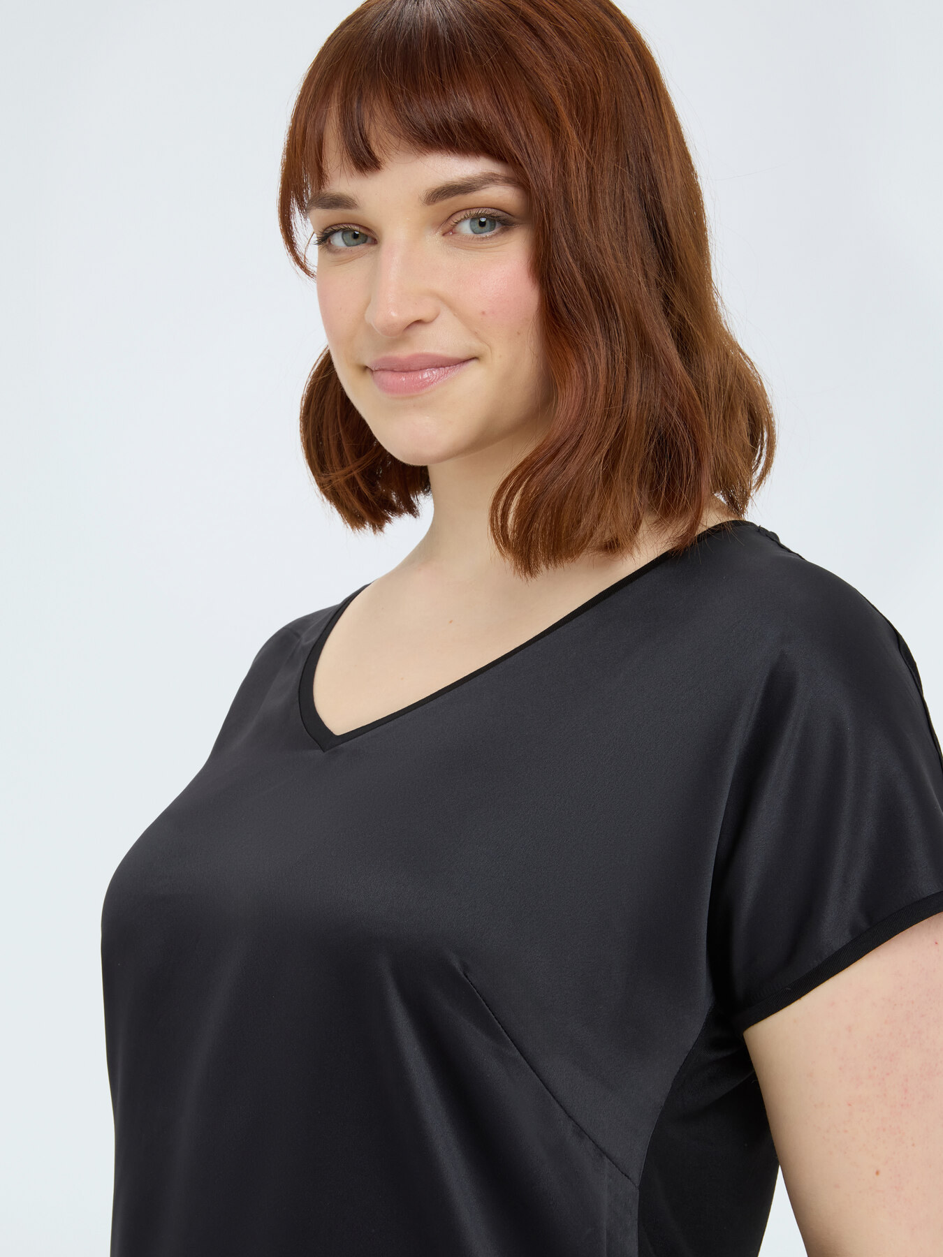 Two-material V-neck T-shirt image number 3