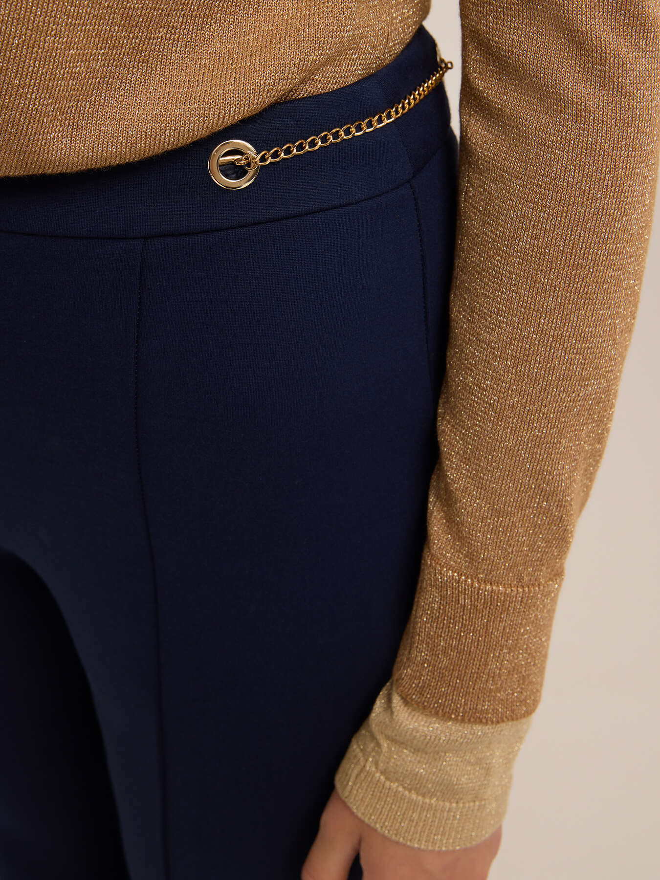 Pantalon flare avec motif &oelig;illets image number 3