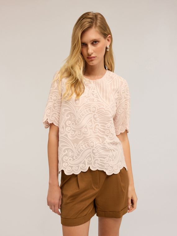 Blouse en organza brodée
