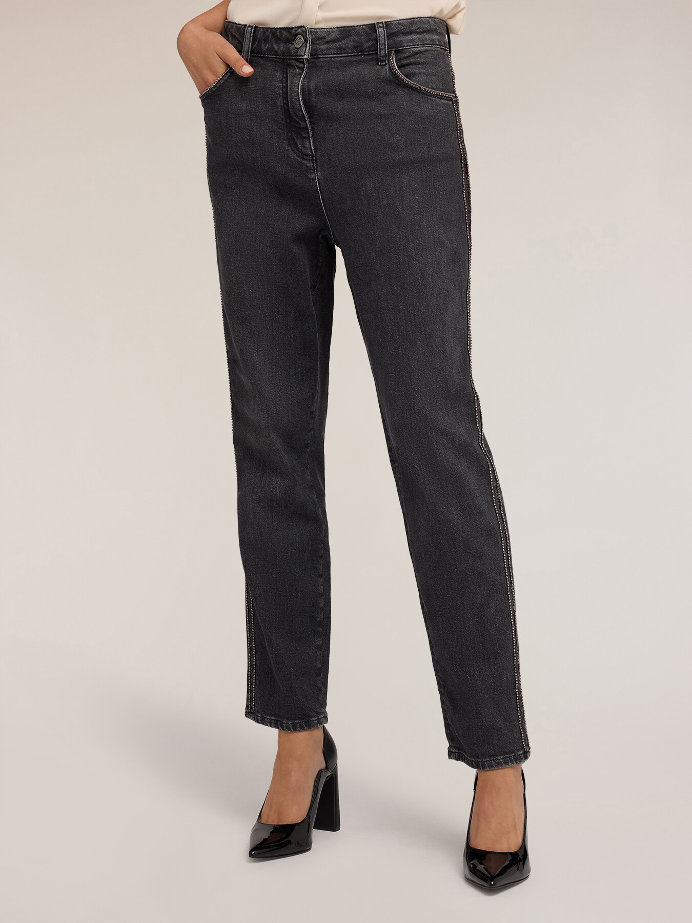 Jeans MUM fit con bordado de piedras lateral image number 0