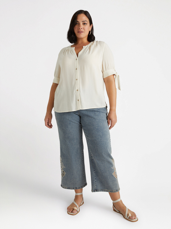 Cropped jeans with macramé at the hem