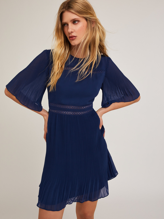 Robe brodée avec détails plissés