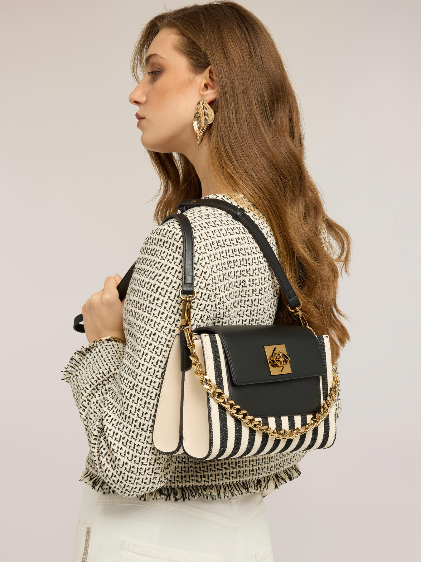 Sac bandouli&egrave;re avec rayures et cha&icirc;ne image number 0