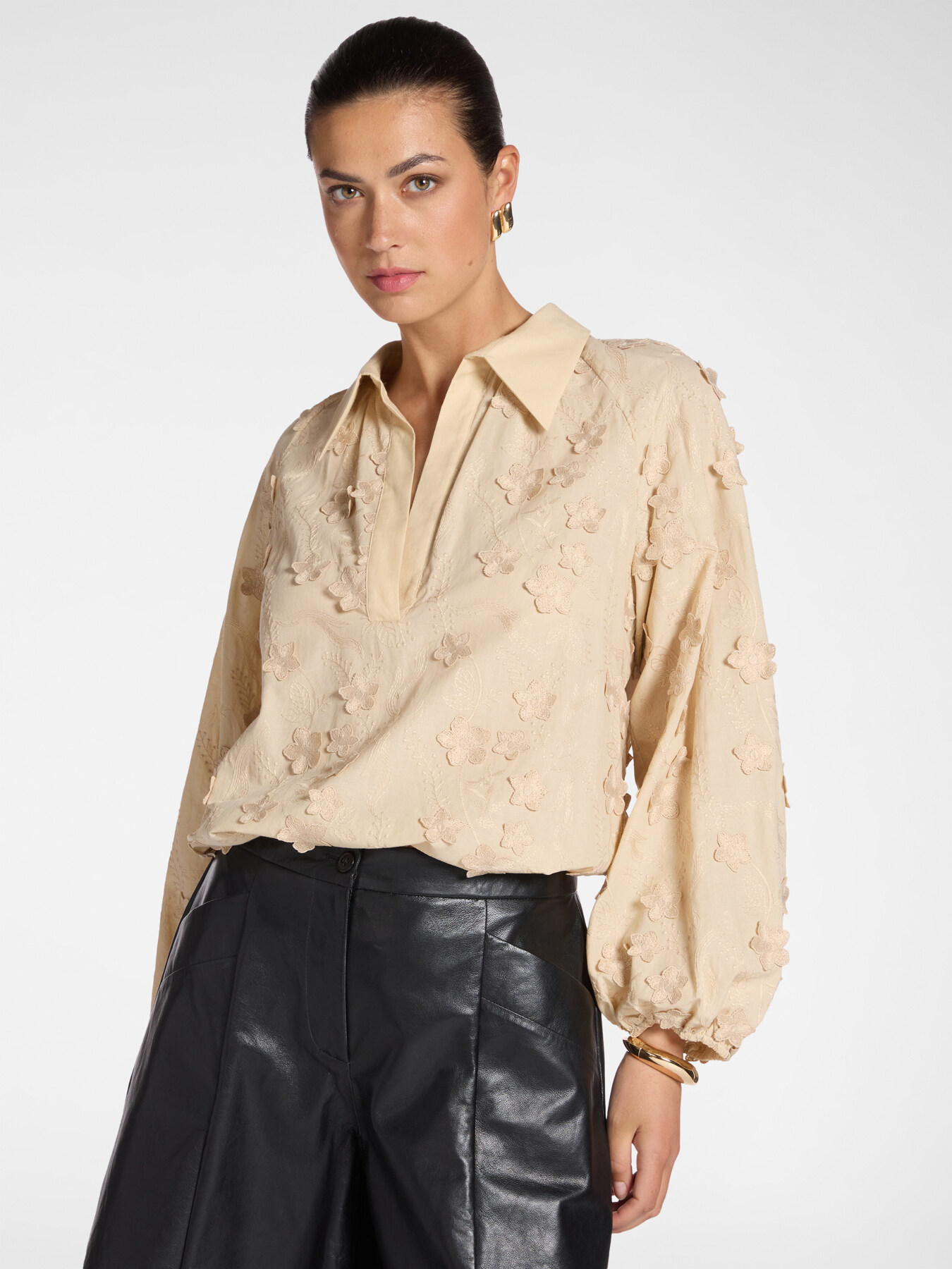 Blusa in voile di cotone con ricami image number 0