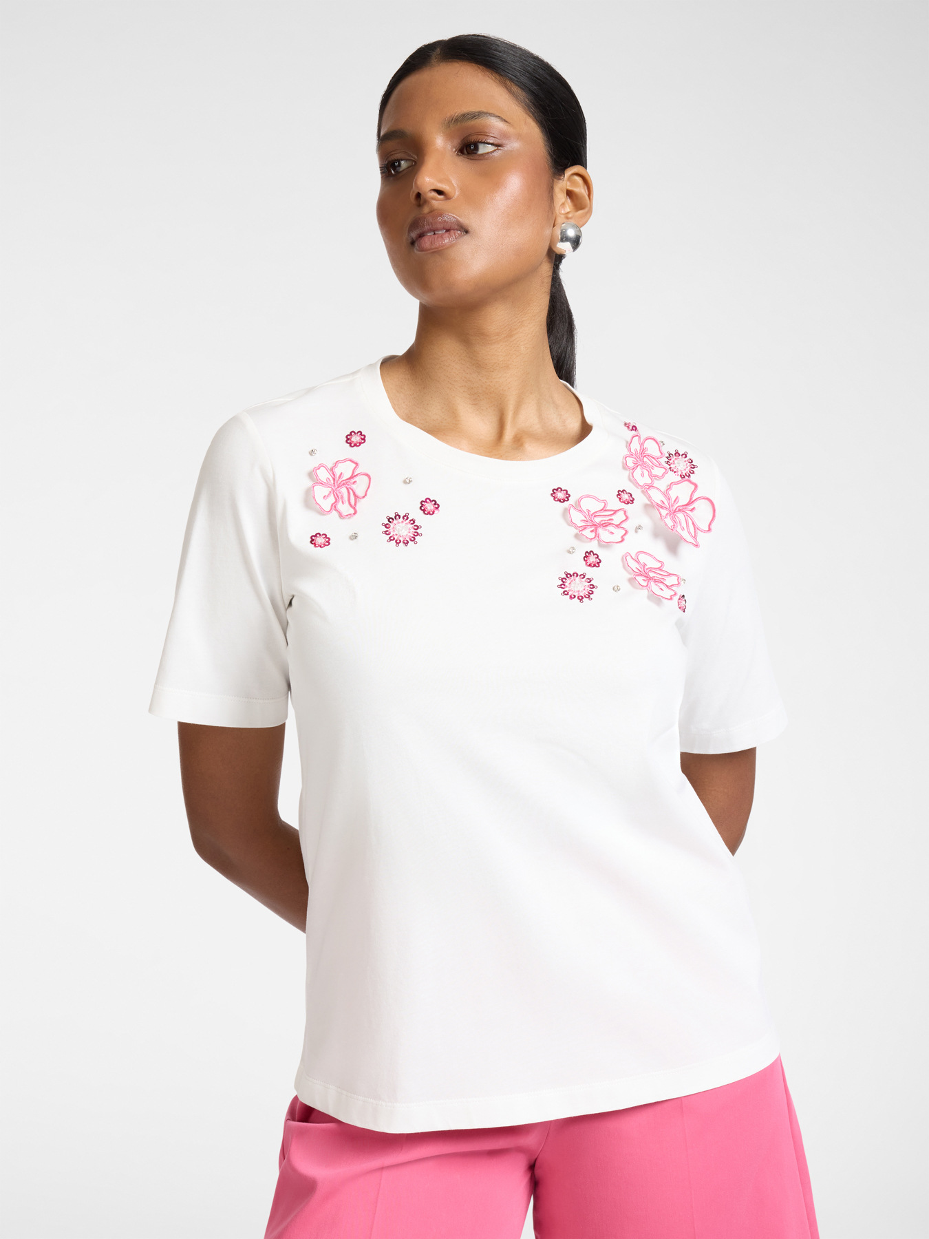 T-shirt in cotone con ricami floreali image number 0