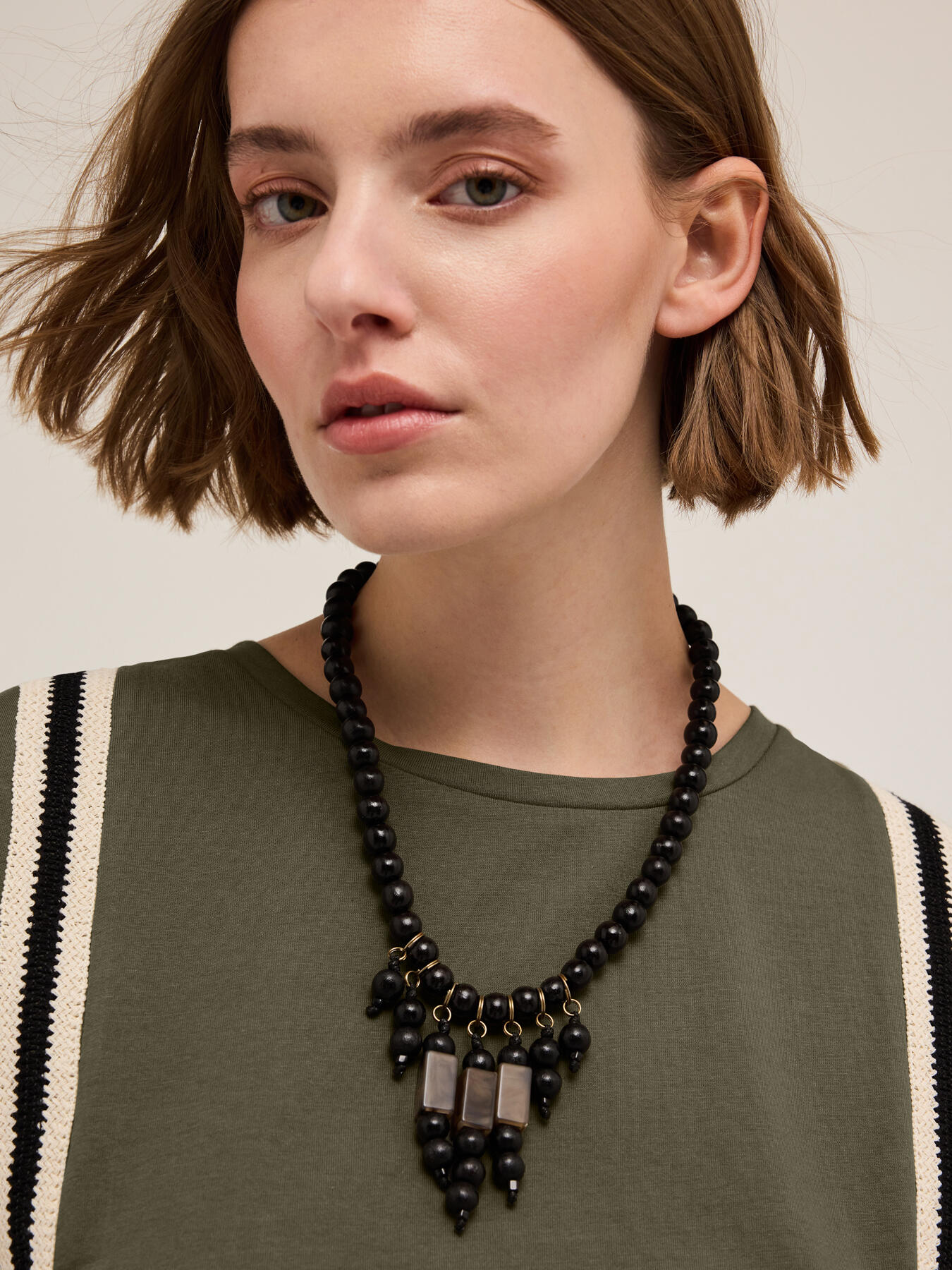 Collier ras-du-cou avec perles en bois et pendentifs image number 0