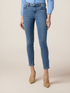 Jeans skinny con bottone gioiello image number 3