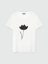 T-Shirt mit Blumendruck und Perlen image number 4
