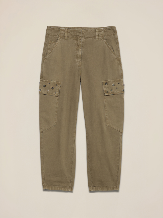 Pantalones cargo con aplicaciones