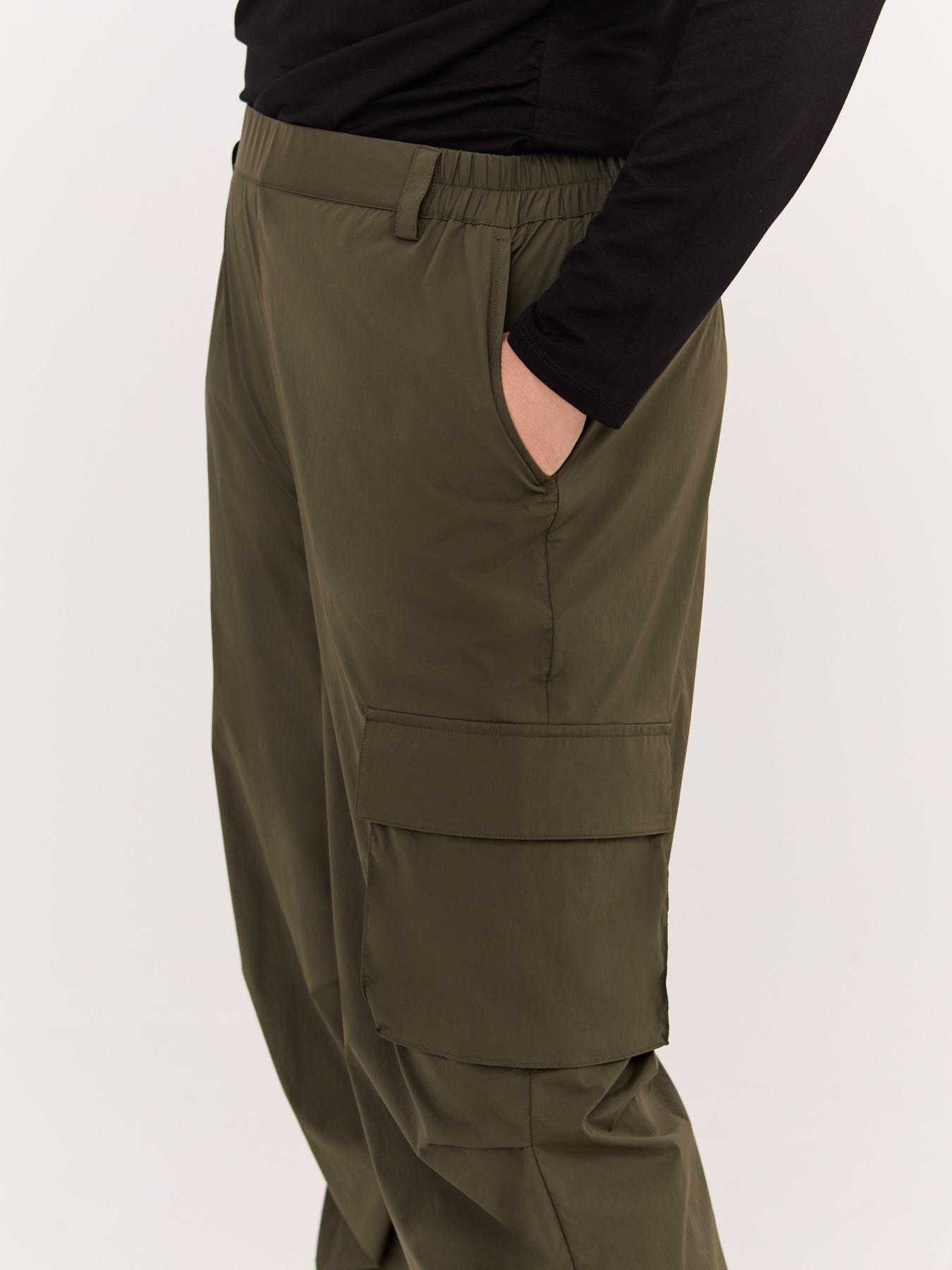 Pantalones cargo de nylon image number 2