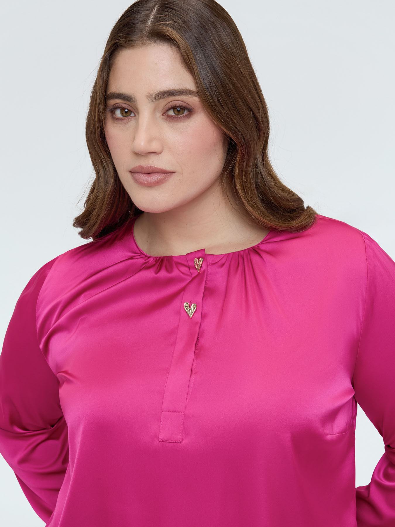 Blusa in raso con bottoni a forma di cuore image number 2