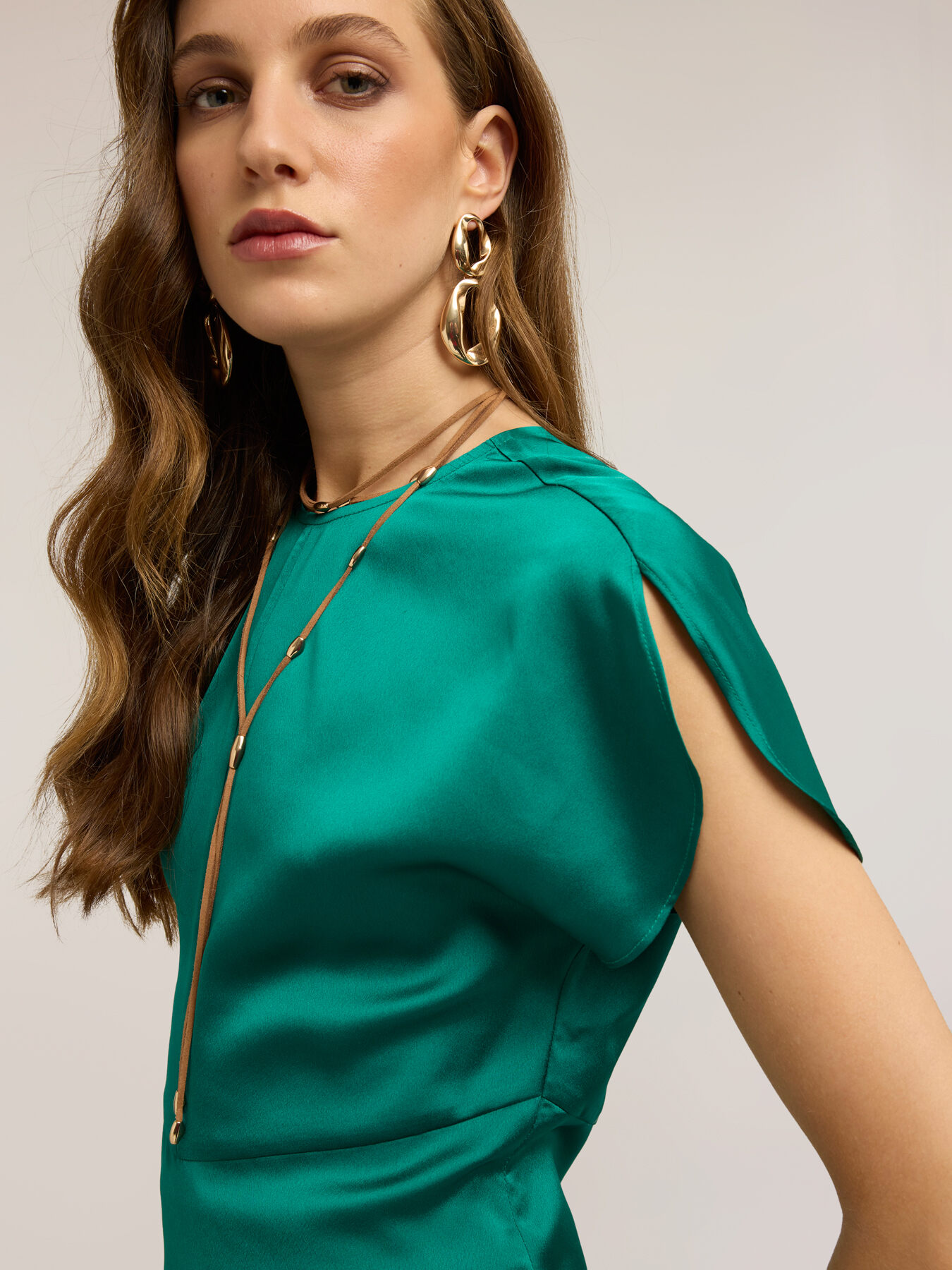 Blusa in raso con maniche a petalo image number 1