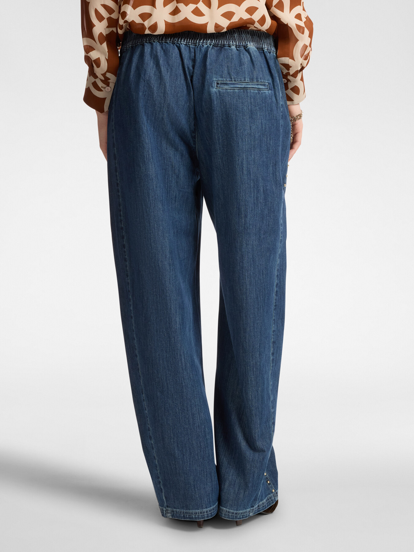 Jeans com tachas image number 1