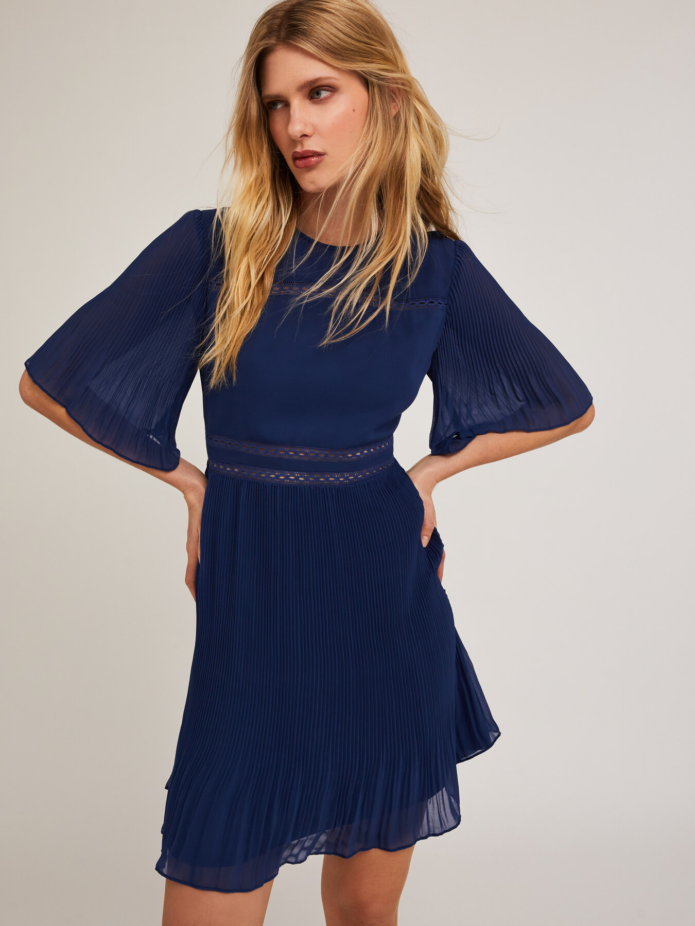 Robe brodée avec détails plissés image number 0