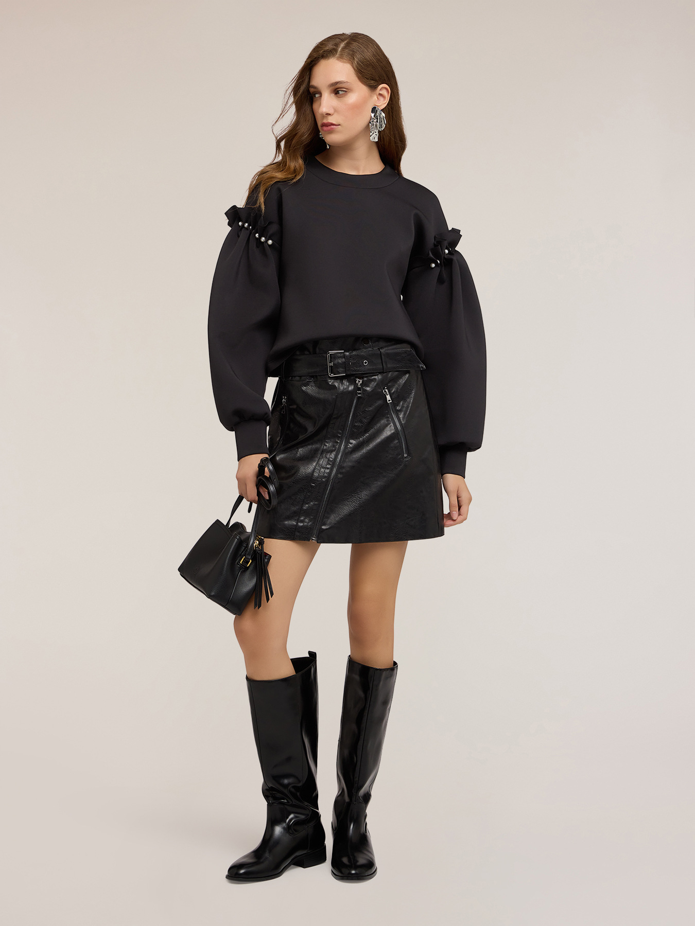 Sweat-shirt en n&eacute;opr&egrave;ne avec d&eacute;tail de perles image number 2