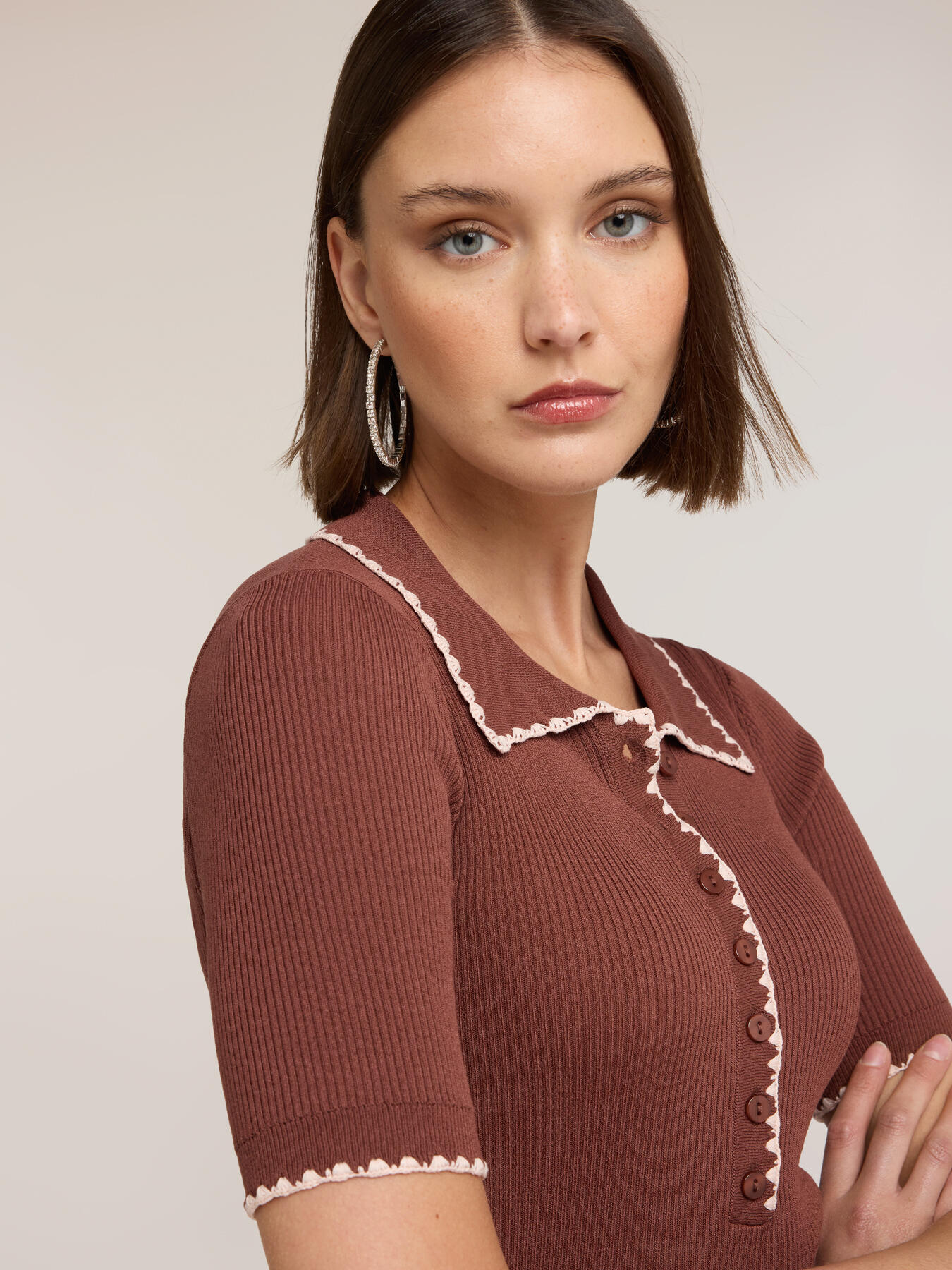 Polo en tricot fin avec bordure festonn&eacute;e image number 3