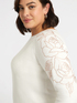 Pullover mit Blumenstickerei image number 3