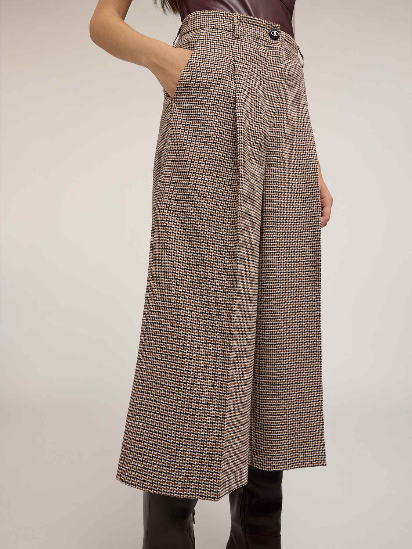 Pantalones cropped con estampado de cuadros image number 3