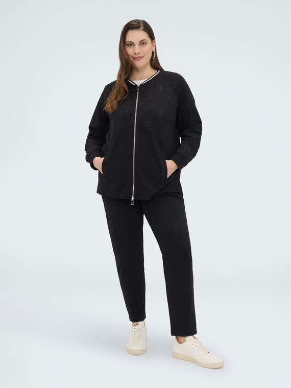 Offener Sweater mit Blumenstickerei