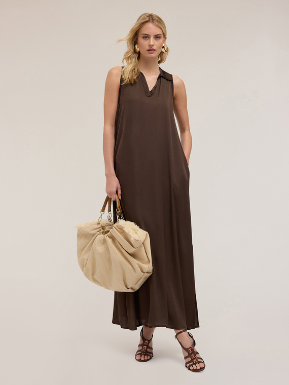 Langes Kleid mit Satinkragen