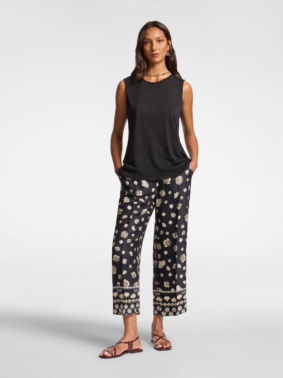 Cropped trousers with ethnic print