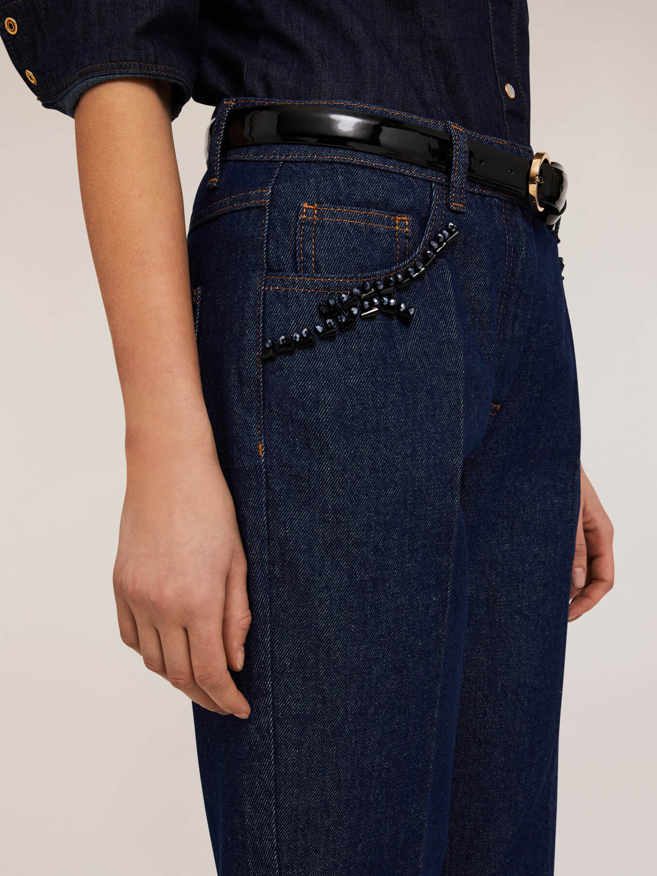 Flare-Jeans mit aufgestickten Steinchen image number 2