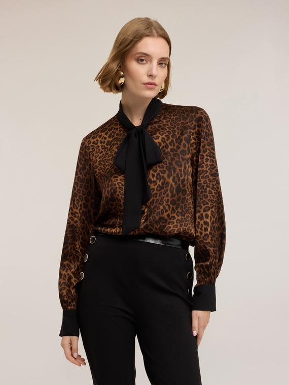 Chemise en satin à motif animalier