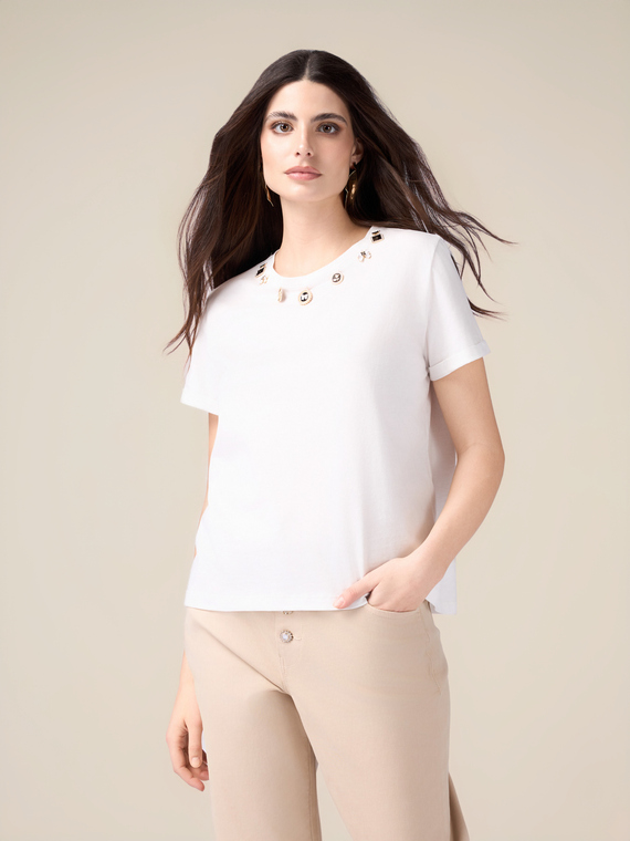 T-shirt with charms