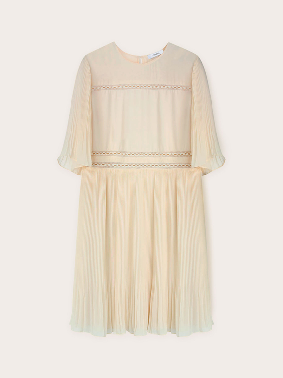 Robe brodée avec détails plissés