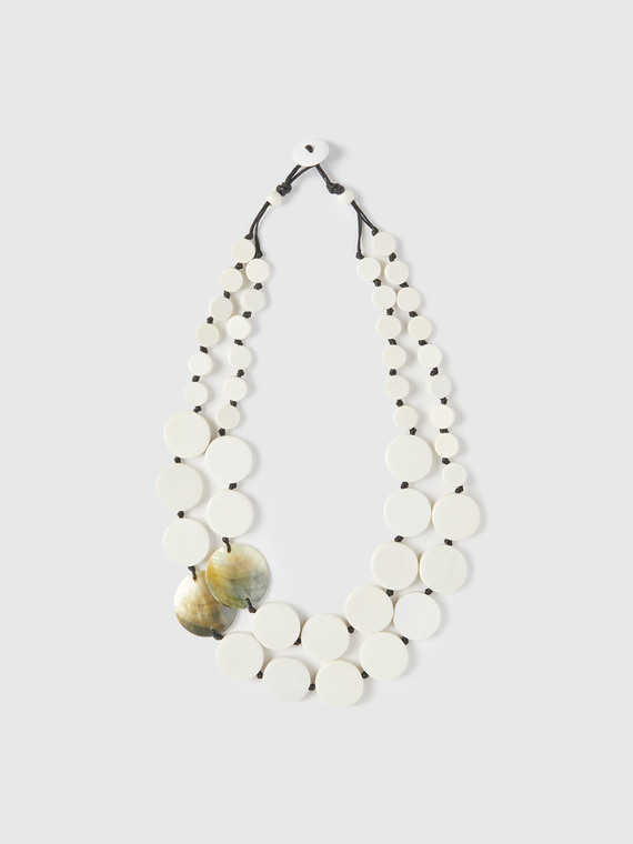 Collar largo con colgantes redondos