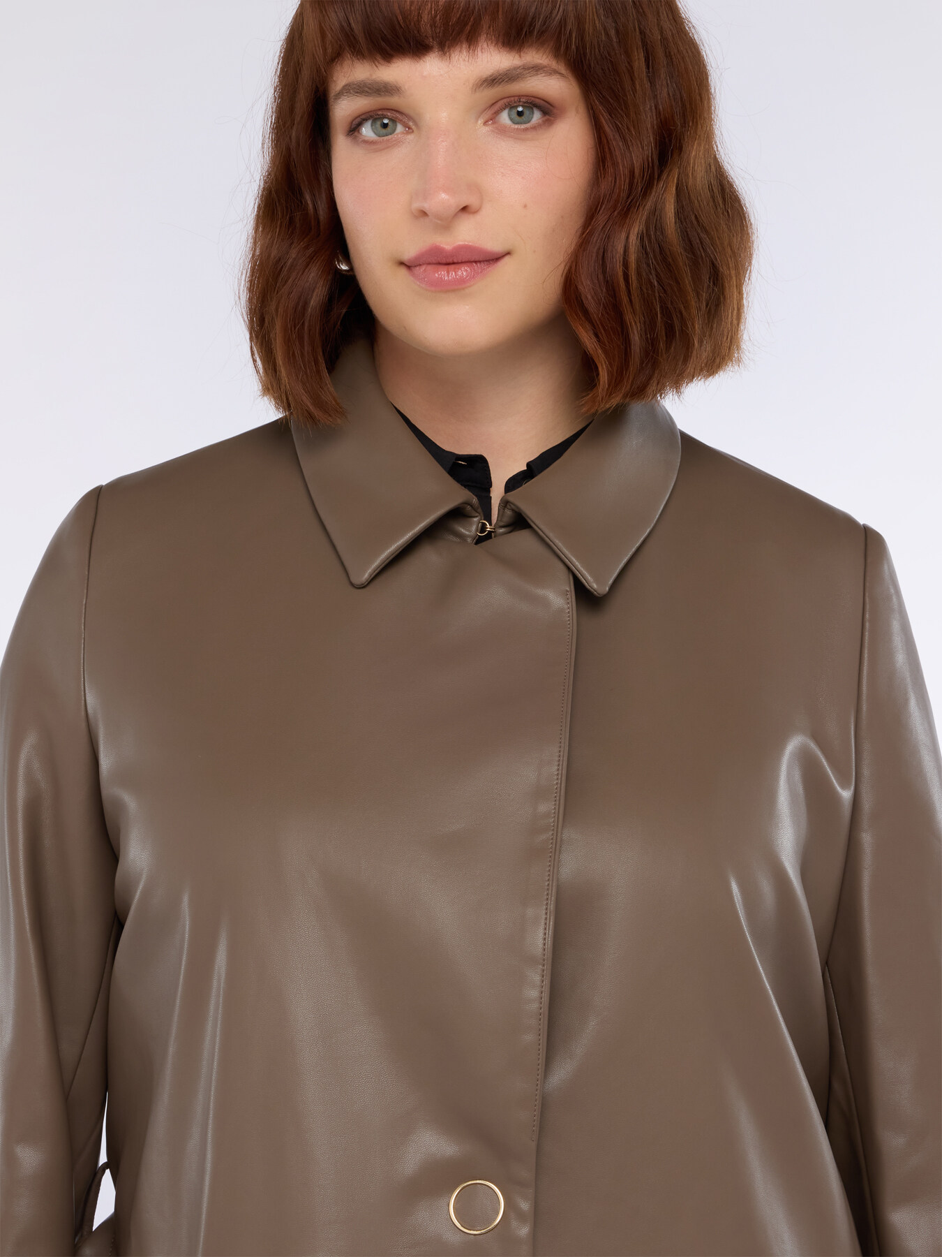 Gabardina larga con cintur&oacute;n en la cintura image number 6