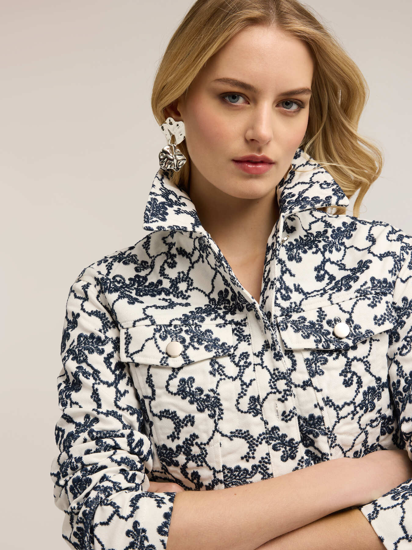 Veste en drill avec broderie florale image number 2