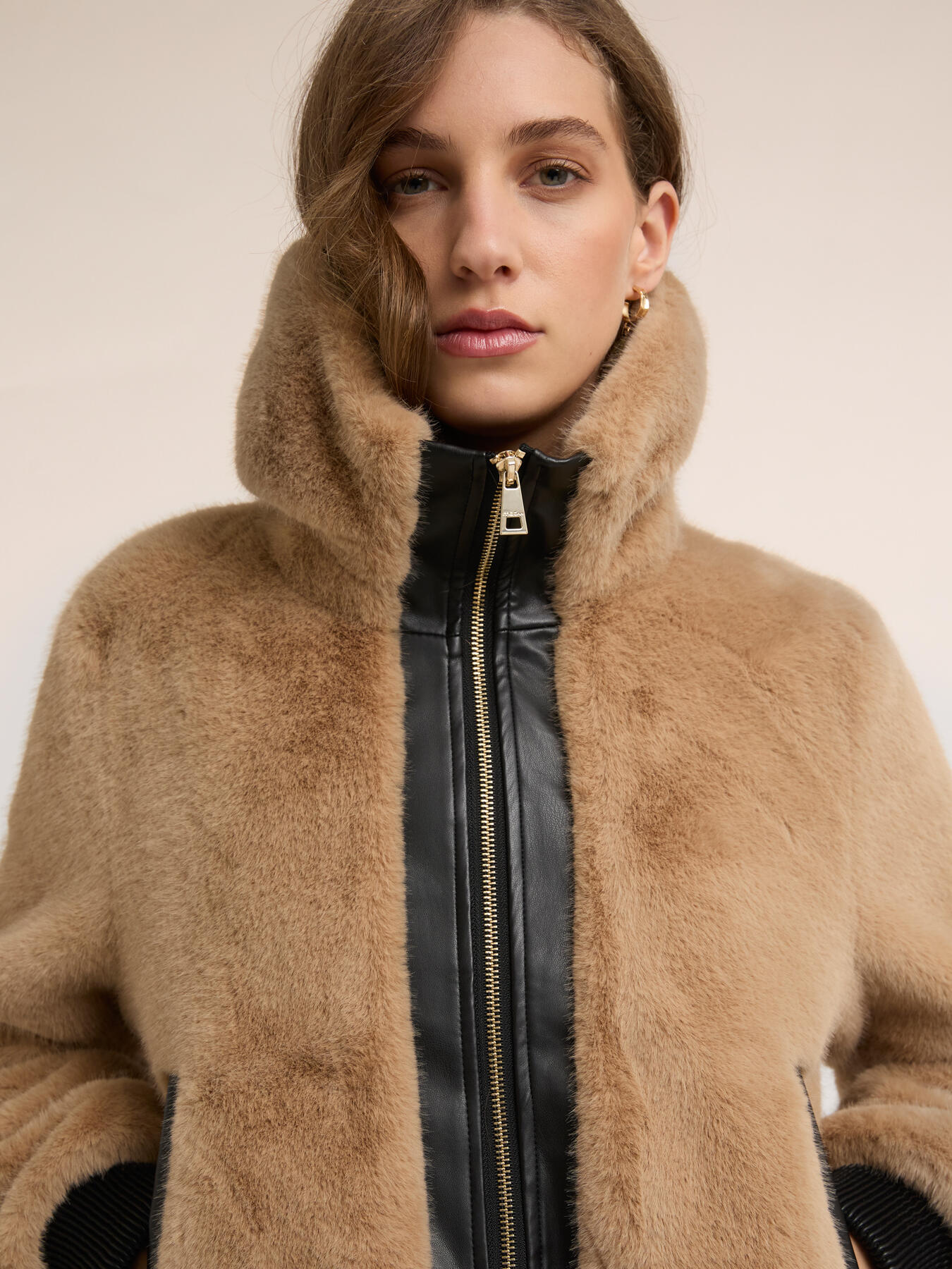 Chaqueta de efecto peluche con inserciones image number 2