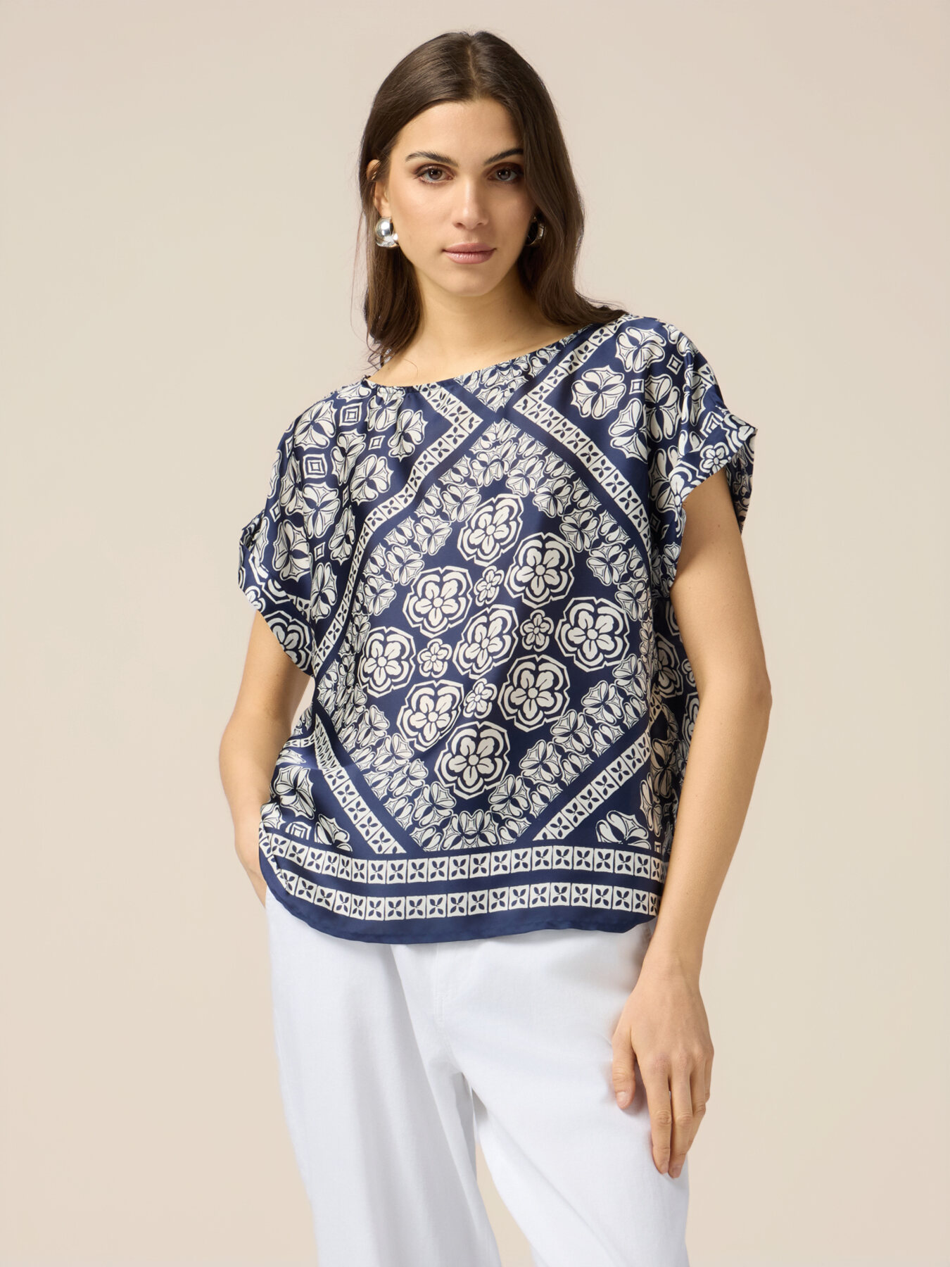 Blusa in raso fantasia image number 0