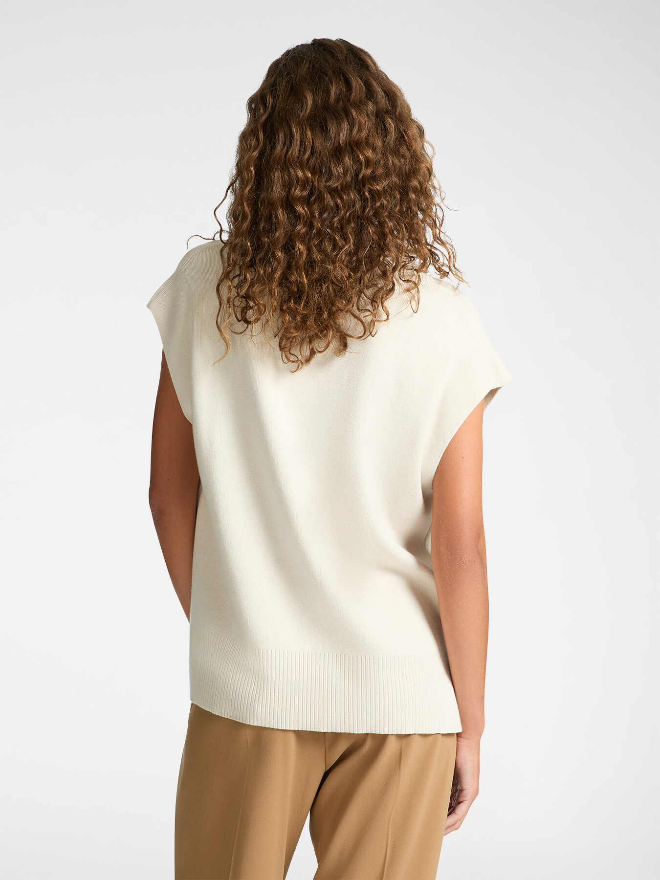 V-neck gilet image number 1