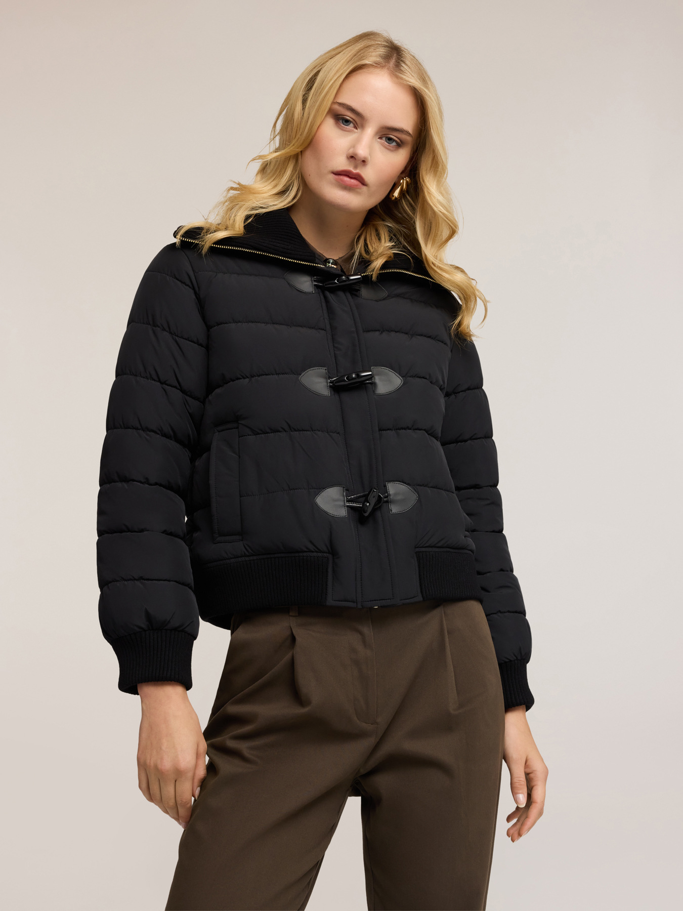 Plum&iacute;fero acolchado con alamares image number 3