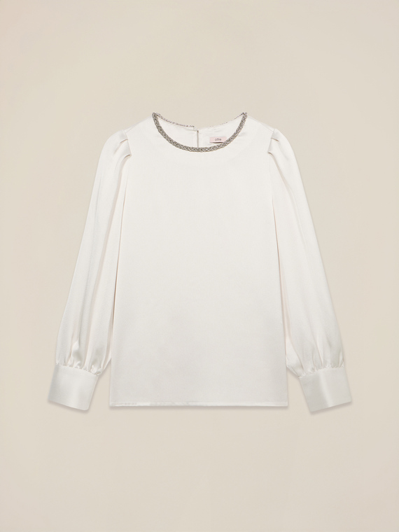 Blusa in raso con dettaglio gioiello