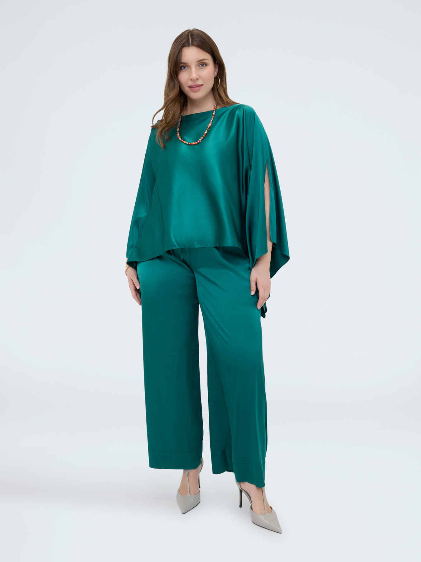 Schultertuch aus Satin mit asymmetrischem Design image number 0