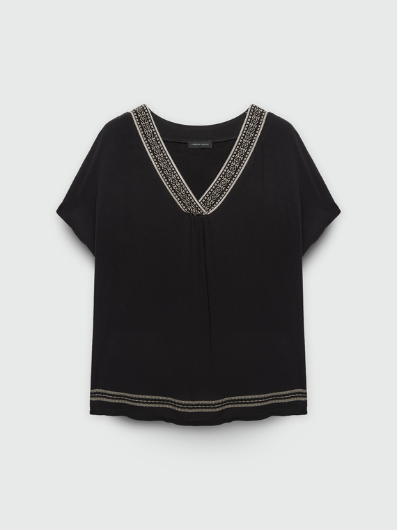 T-Shirt mit ethnischer Stickerei