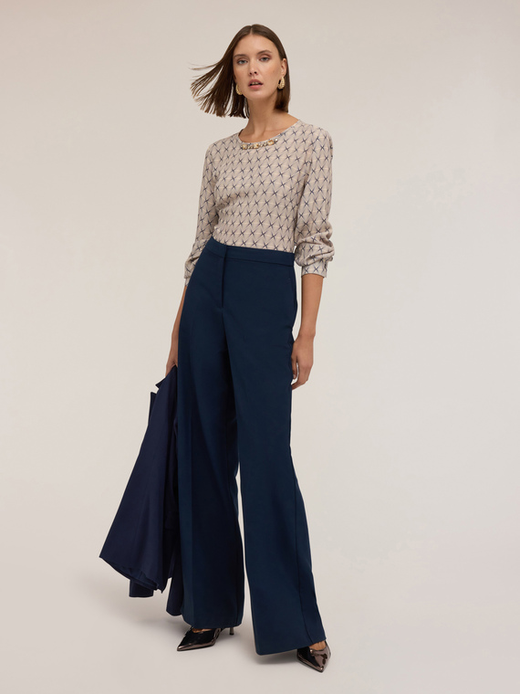 Blusa con estampado geométrico y bordado de piedras