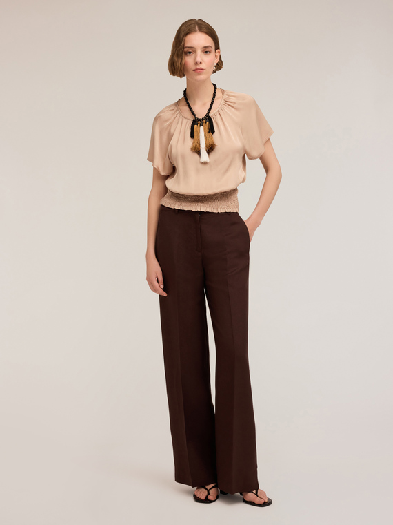 Blouse en satin avec ouverture dans le dos