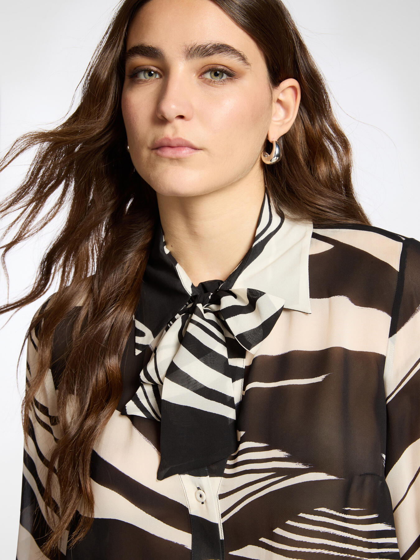 Camisa de georgette estampada con lazo image number 3