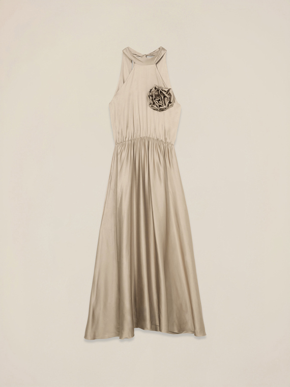 Robe longue en satin avec fleur