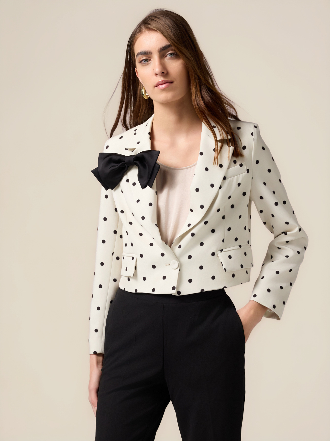 Blazer corto de lunares con lazo image number 0