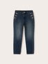 Jeans mit Knopfmotiv und Metallkette image number 4