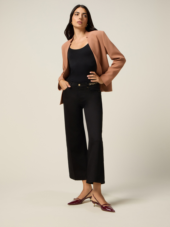 Pantaloni kick flare cu detaliu de lanț