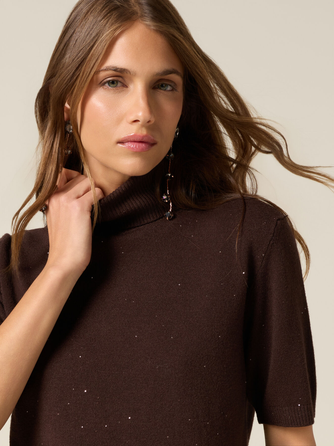 Short-sleeve turtleneck sweater image number 2