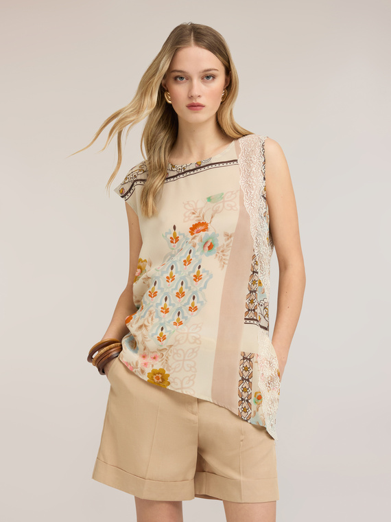 Asymmetrisches Satin-Top mit Print