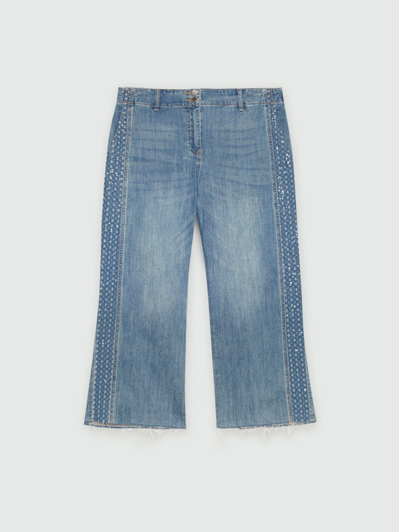 Cropped-Jeans mit Bordüren, die mit Mikrorissen und Pailletten verziert sind
