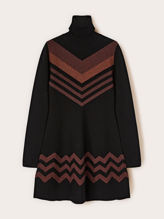 Short knit dress with chevron pattern
